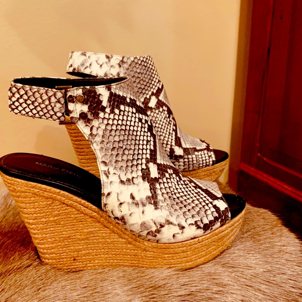 Sexy Marc Fisher ankle strap, snake skin heels!